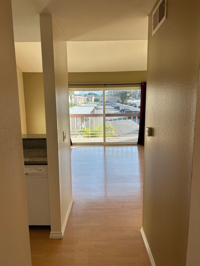 Foto del edificio - GREAT UPSTRS CONDO FOR LEASE!