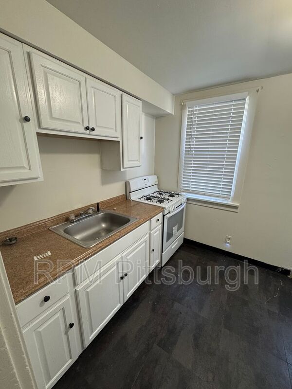 Building Photo - 1004 11th St