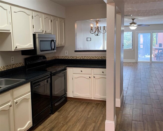 Building Photo - 3923 Old Oaks Dr