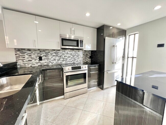 Building Photo - 17 Royal Palm Way