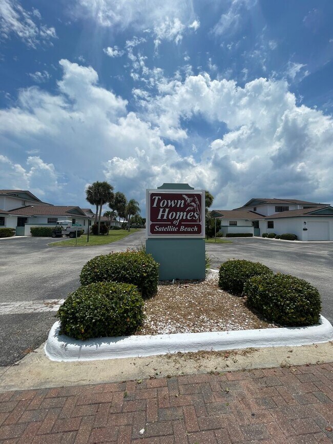 Building Photo - 2 Bedroom 2.5 Bathroom Beachside Townhouse
