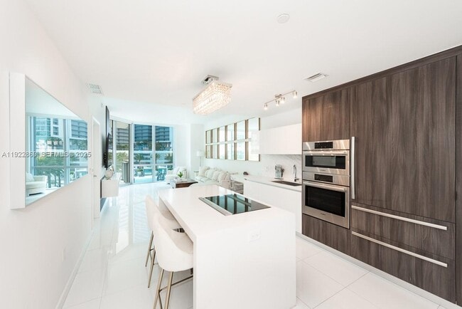 Building Photo - 851 NE 1st Ave