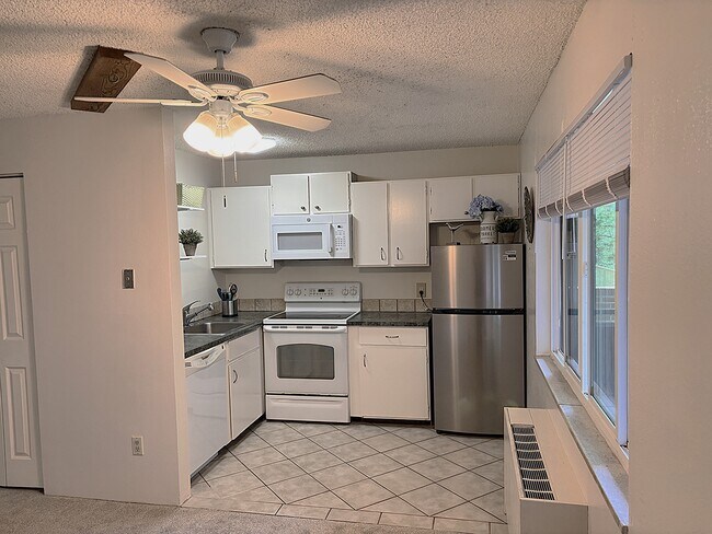 Nuevo refrigerador, microondas y triturador de basura. - 3161 Madison Ave