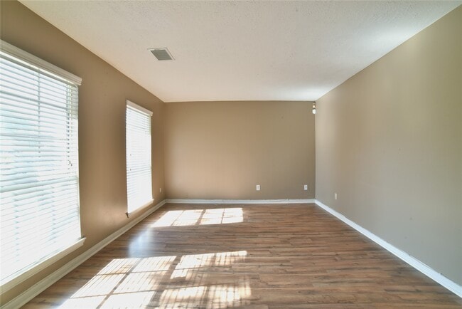 Building Photo - 4611 Kimball Dr