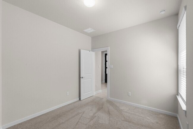 Foto del edificio - 33130 School Hl Rd