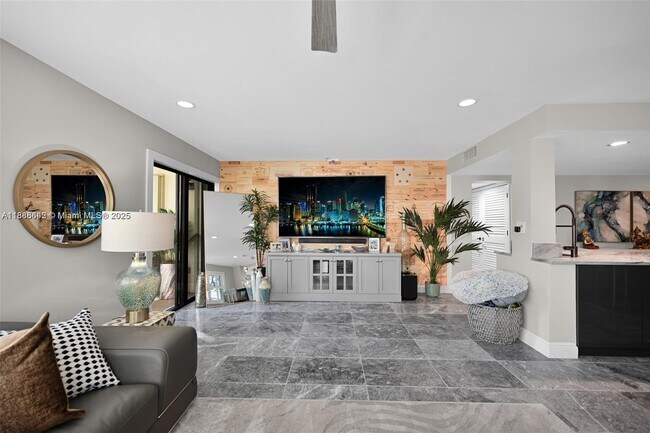 Foto del edificio - 372 Golfview Rd