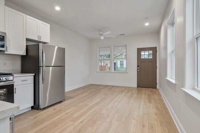 Foto del edificio - Newly renovated 2BD/2.5BA with off street parking and private yard.