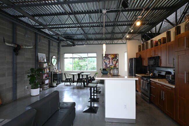 Foto del edificio - AVAILABLE AUGUST: Modern and Updated S. Co...
