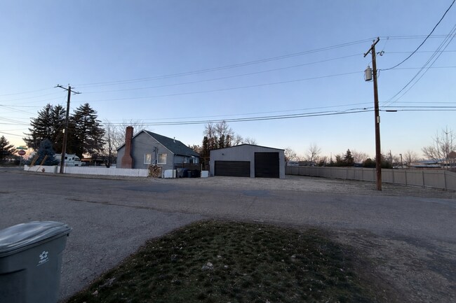 Building Photo - 1124 S Powerline Rd