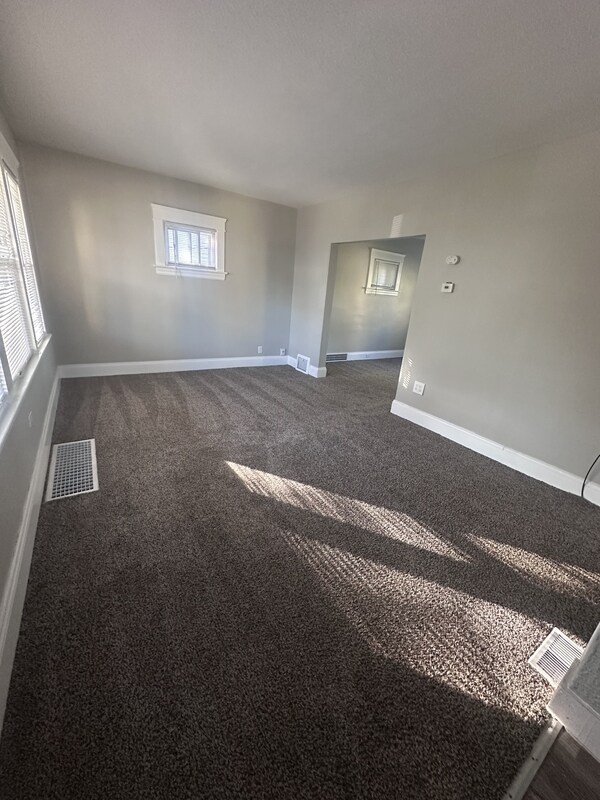 Building Photo - 8009 Vineyard Ave