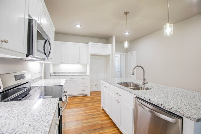 Building Photo - ***905 Seaborn***