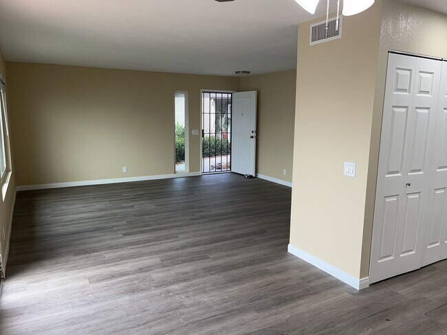 Building Photo - 3 Bed/2 Bath Single Level Condo