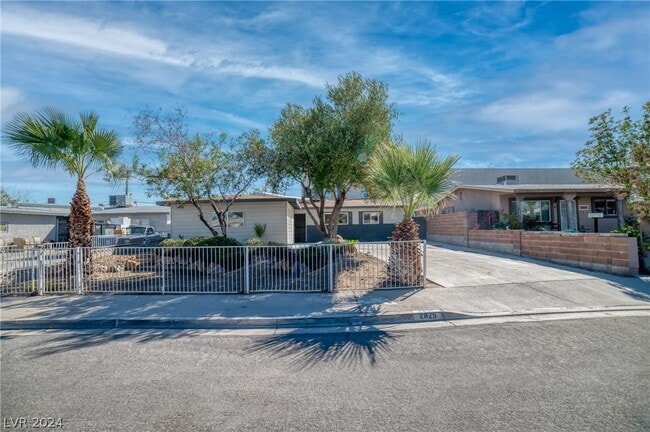 Building Photo - 2825 Kings Way