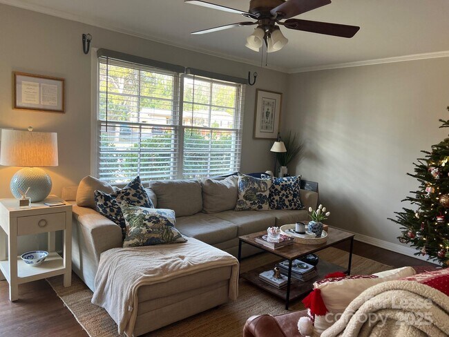 Foto del edificio - 5531 Farmbrook Dr