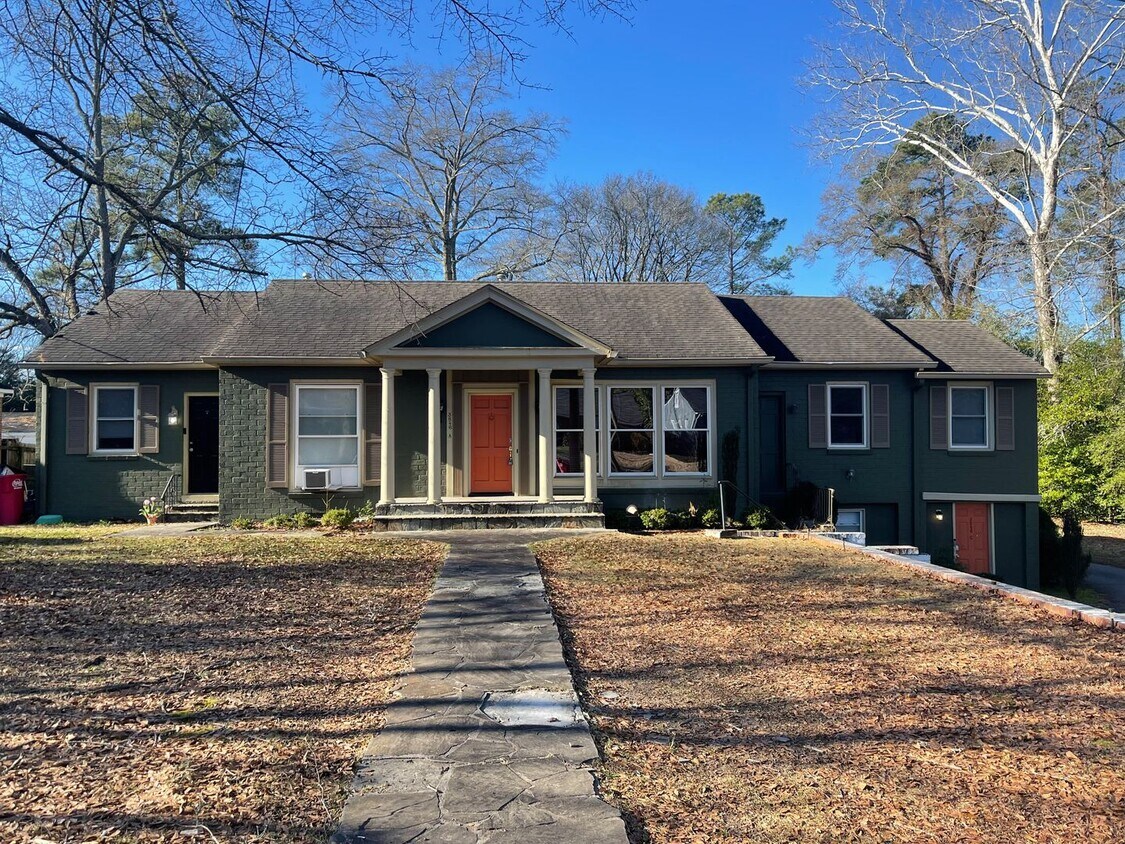Primary Photo - Beautiful Two Bedroom Apartment on Ridge Ave.