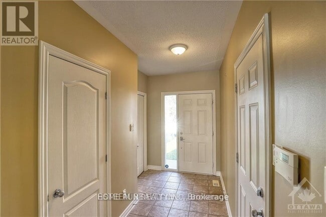 Building Photo - 311 Riversedge Crescent