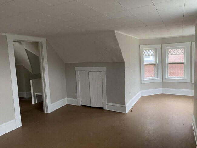 Building Photo - 3314 Archwood Avenue #03