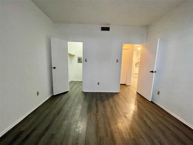 Building Photo - 10049 Westpark Dr