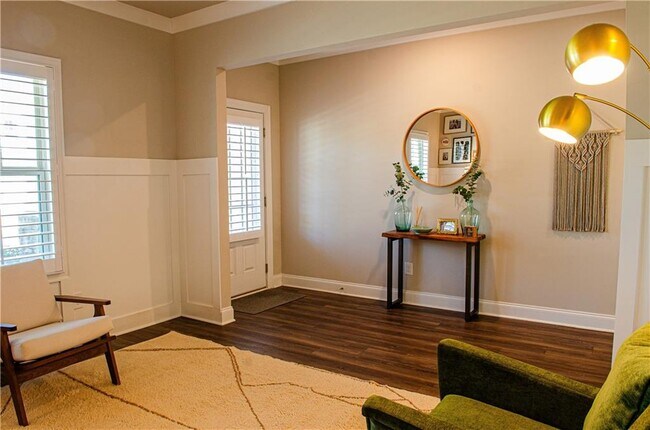 Building Photo - 660 Stately Dr