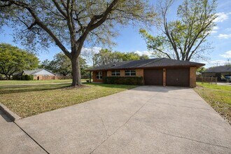 Building Photo - 1220 Kelving Way