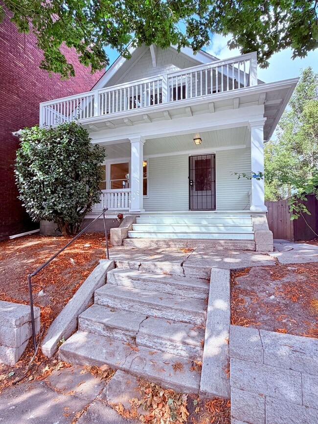 Building Photo - 2031 Eastlake Ave E