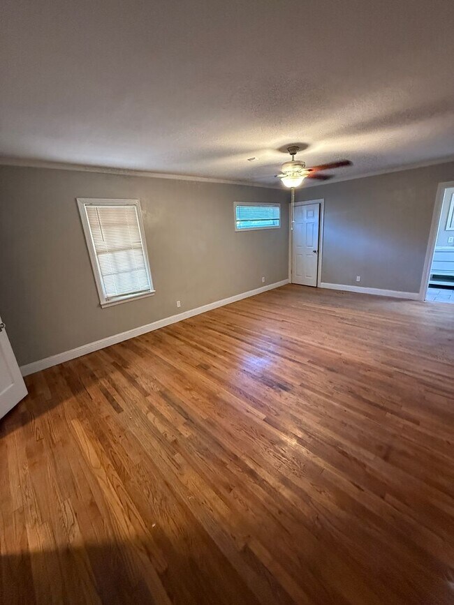 Building Photo - Pre Leasing for Fall 2026!