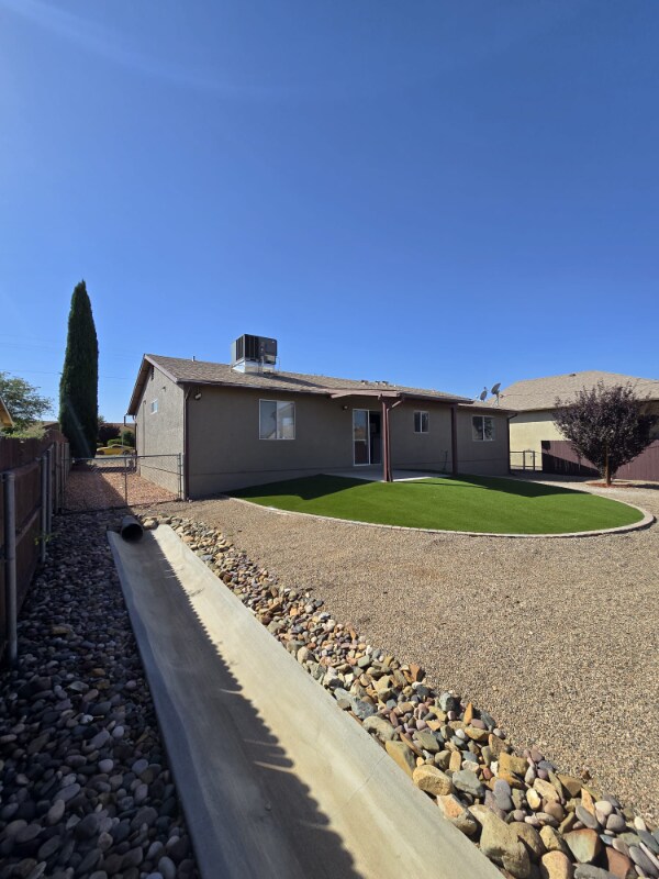 Building Photo - 8160 E Loos Dr