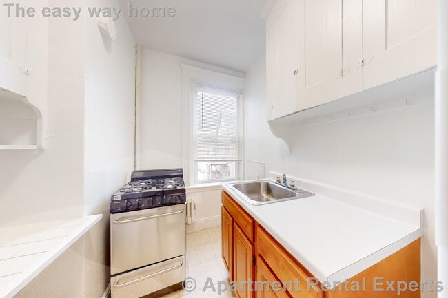 Building Photo - 170 Maple St