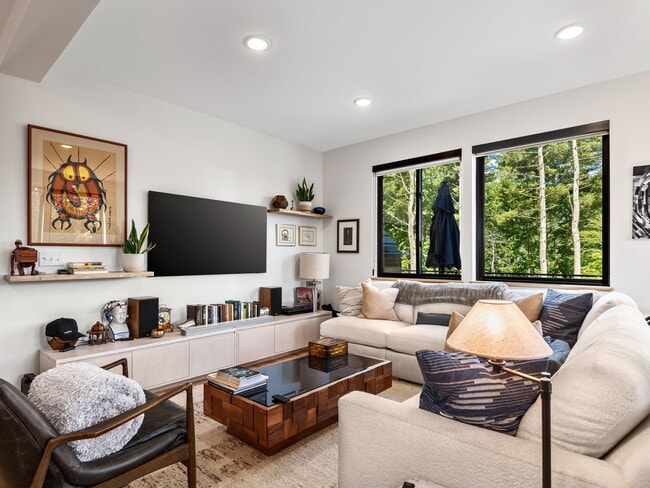 Building Photo - Creek Side