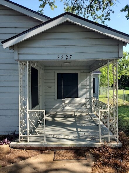 Building Photo - 2227 Westbrook Ave