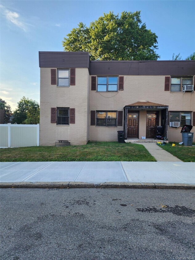 Primary Photo - 147-03-147-71 71st Ave