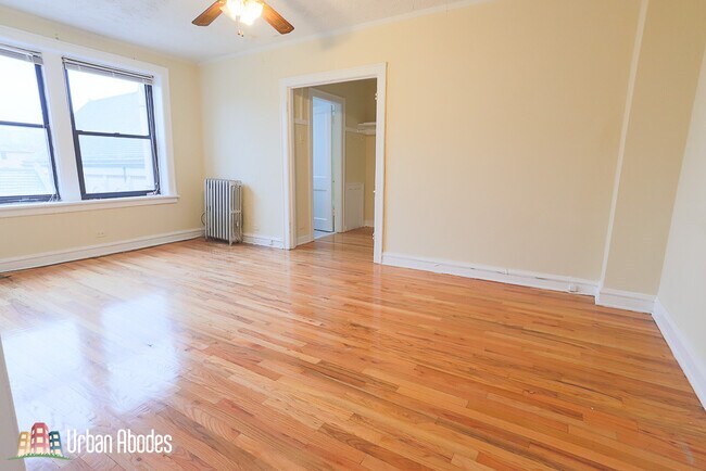 Building Photo - 711 W Belmont Ave