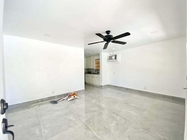 Building Photo - 660 NE 34th Ct