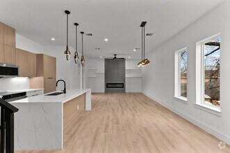 Building Photo - 1803 Sakowitz St