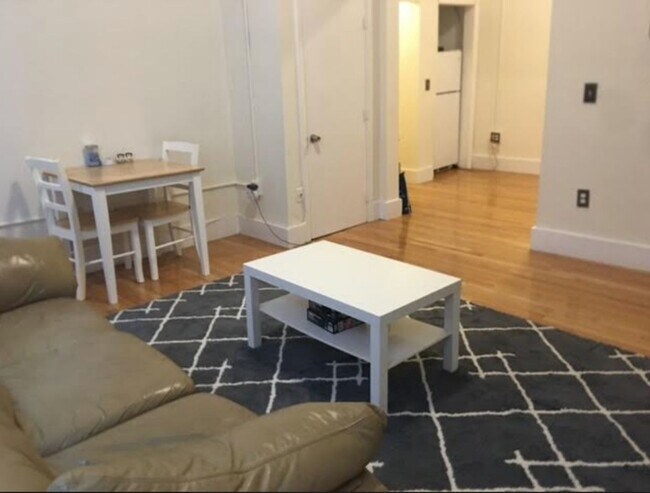 Building Photo - Spacious 2 Bed Seconds From Fenway Area Sc...