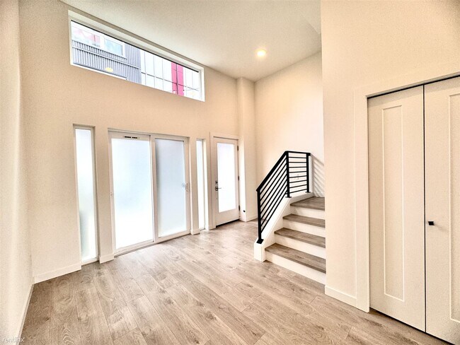 Building Photo - 3 br, 2.5 bath Townhome - 11208 Pinehurst ...