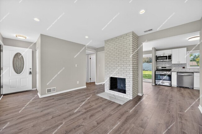 Foto del edificio - Rare Rental Opportunity! Fully Renovated 3-bedroom, 2-bath Brick Ranch in Farmington Hills!