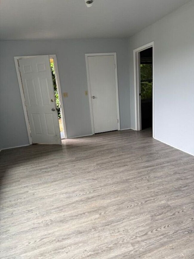 Foto del edificio - McPherson Duplex