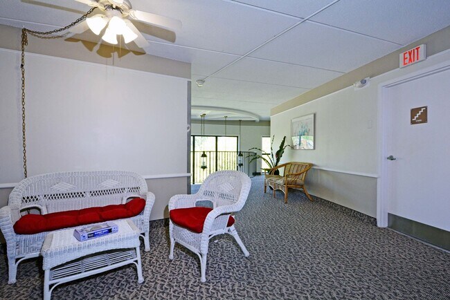 Building Photo - Available now - Top-Floor Living with Style and Convenience in Minnetonka!