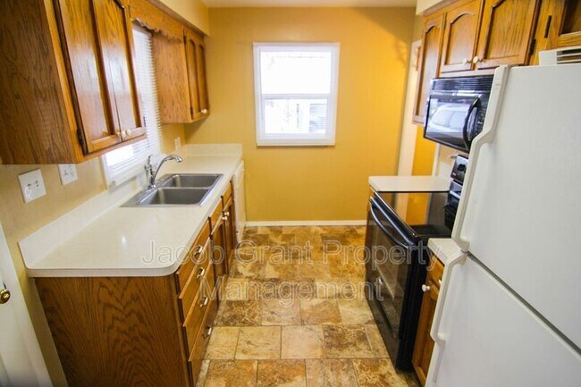 Building Photo - 295 Holbrook Dr