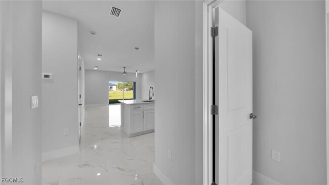 Foto del edificio - 2405-2407 Xelda Ave N