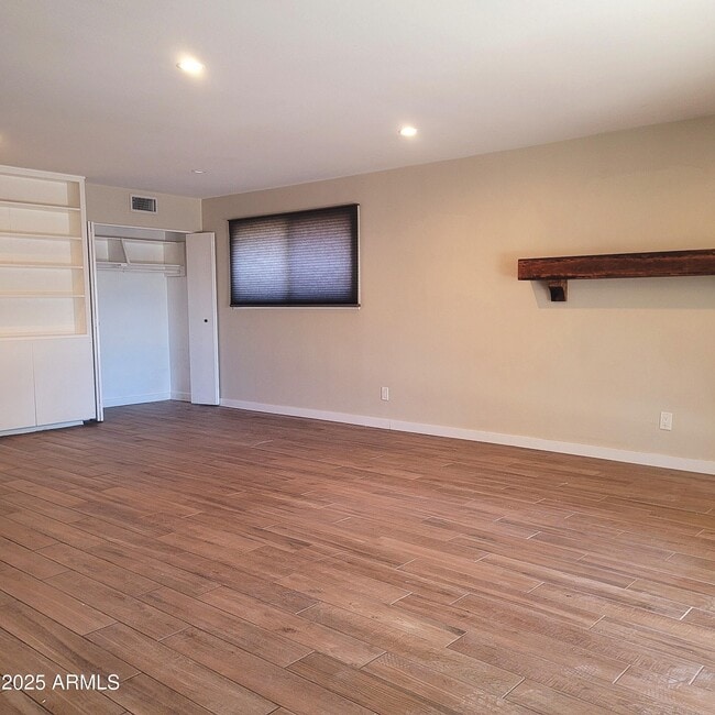 Building Photo - 1229 E Manhatton Dr