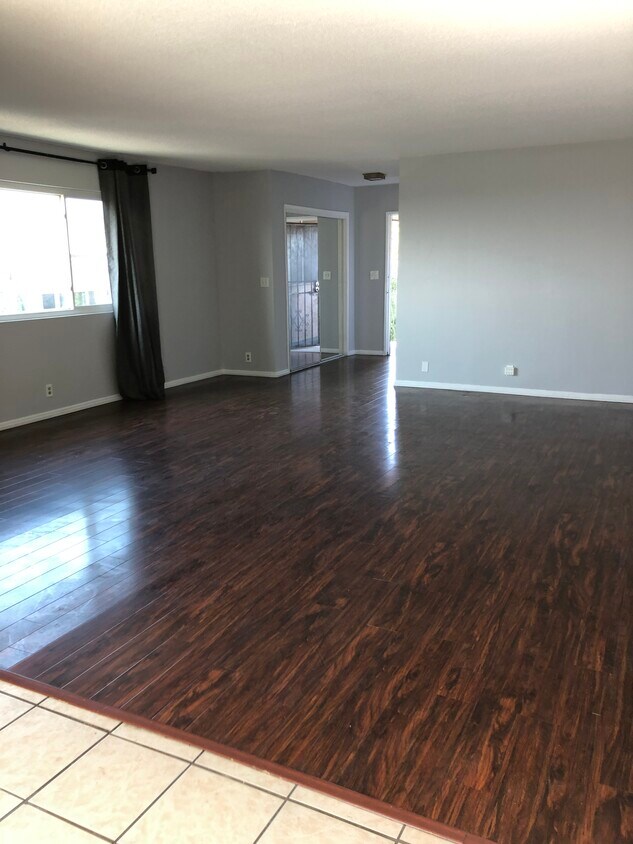 Amplia sala de estar - 2140 Reservoir St