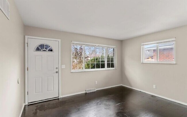 Building Photo - Freshly refreshed and move-in ready!