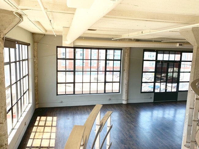 Building Photo - STUNNING LARGE CORNER LIVE/WORK 1 BED+ DEN...