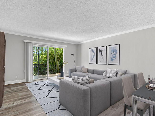 Sala de estar con pisos de madera noble con vista al patio al aire libre. - Chandler Circle