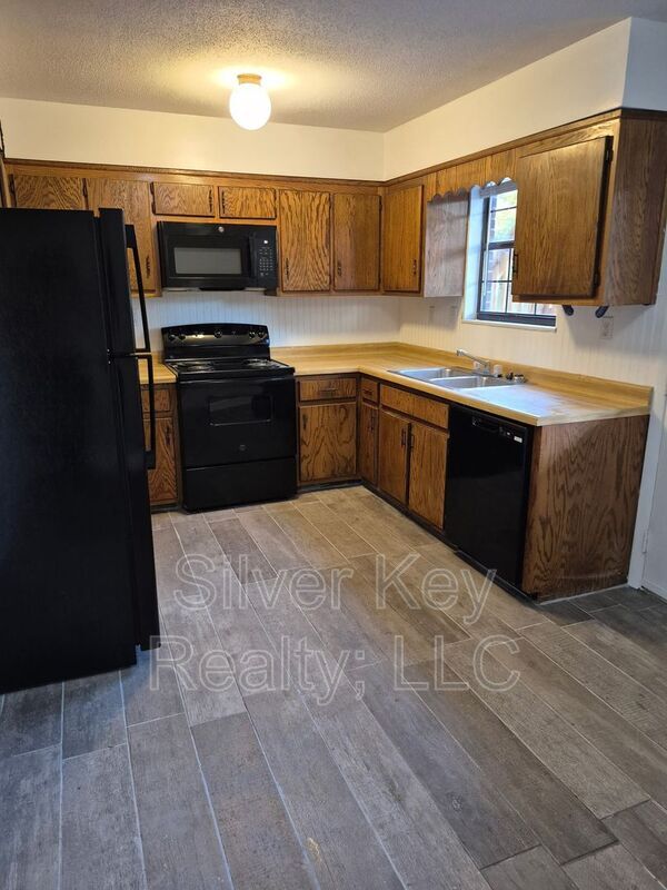 Foto del edificio - 823 Englewood Rd