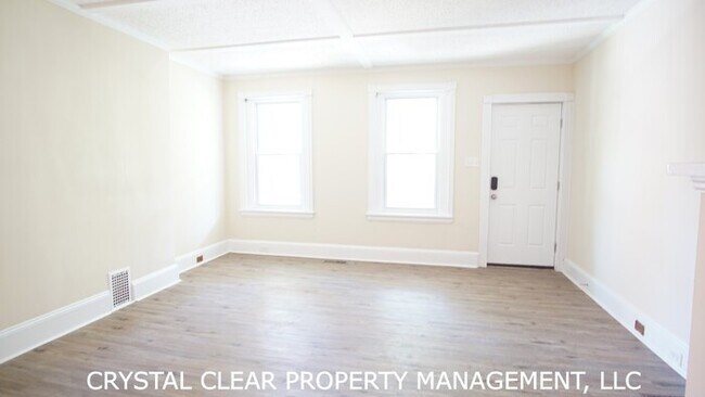 Building Photo - Newly remodeled 3 bed 2 bath on a quite st...