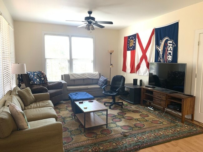 Building Photo - 3BR home close to downtown