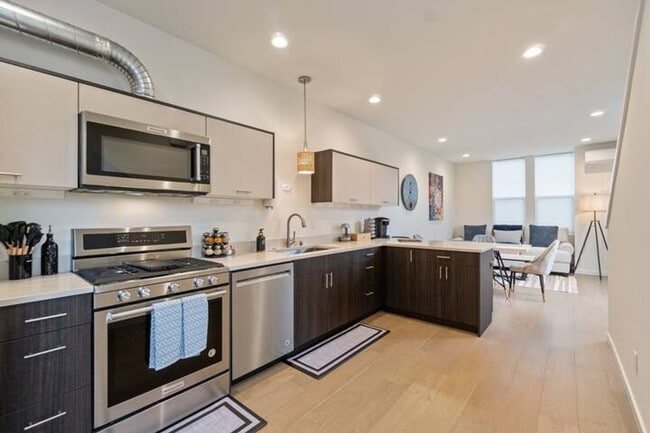 Building Photo - Bryant 3bd/2ba, High End Finishes, Furnished or Unfurnished